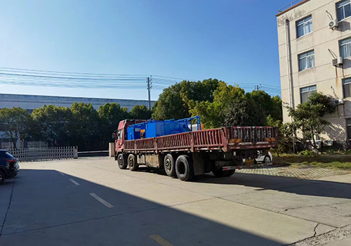 两台200kn液压绞车和四套55kw液压泵站和控制开关发往龙和船厂！
